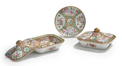 CHINE, Canton XIXe siècle 


广州瓷器和珐琅器套装，包括一个盘子和两个带盖的花盆。



D. 19 cm - L. 20 cm 



中国...