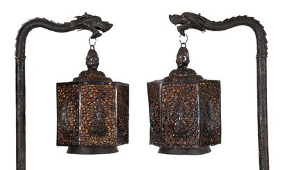 CHINE début XXe siècle 


A pair of black lacquered metal temple lanterns, hexagonal...