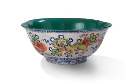THAÏLANDE, BANCHARONG XVIIIE - XIXE SIÈCLE 


一个多色釉陶瓷碗，装饰着珠宝中的佛教狮子。



D. 19.2厘米（修复的小缺口，边缘的小缺口和小通裂缝...