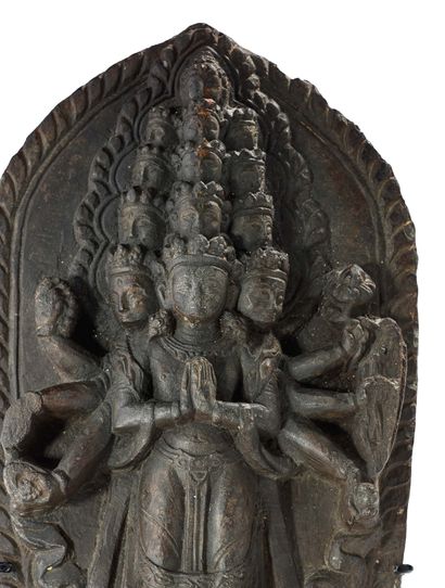 NÉPAL XVIE - XVIIE SIÈCLE 


黑色绿泥石小石碑，表现阿赖耶-阿瓦罗克提斯瓦拉站在莲花上，靠着有13个头和8条胳膊的曼陀罗，两只主要的手在安伽利，其他6只手拿着属性，包括莲花和念珠。底部有一个榫头。



高（不包括榫头）：23厘米-宽：13.3厘米（底座和属性以及神灵的主面和石碑的周边有磨损和小的缺失部分...
