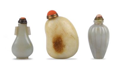 CHINE FIN XIXE SIÈCLE 


三个烧瓶，一个是黄玉浸锈的鹅卵石形，另外两个是青瓷玉，一个是棱形体，另一个是回字形。



H.4.7至5.8厘米...