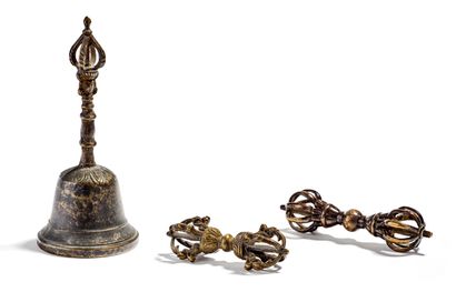 TIBET début XXe siècle 


拍品包括两个金刚杵和一个青铜制的Gantha钟。



长：11.3厘米-14.5厘米；高：19厘米 



西藏...