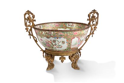 null China, late 19th century

Canton porcelain bowl, decorated in Famille Rose enamels...