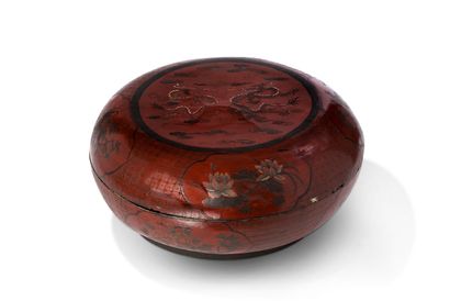 null 中国，约1900-1920年

大型圆形木盒，采用皮漆风格，中央有二龙戏珠的图案，面向圣珠。边缘饰有荷花、菊花和玉兰花。



D. 36厘米

(有...