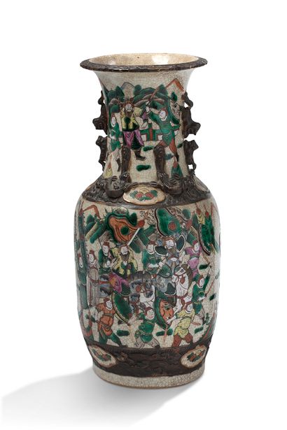 null 中国，19世纪

一对南京瓷器多色珐琅彩花瓶，有骑兵游行的裂纹装饰，有砂岩把手。在每个人的底座上做标记。



H.46厘米

(划痕)