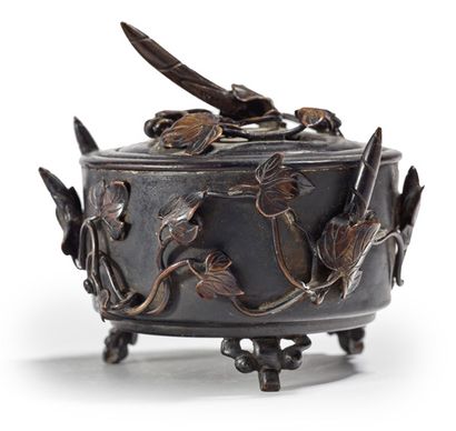 CHINE FIN XIXE SIÈCLE 


一个有棕色铜锈的三足鼎立的香水炉，以高浮雕方式装饰着叶子和玉米穗。



H.11.4厘米 



中国 十九...
