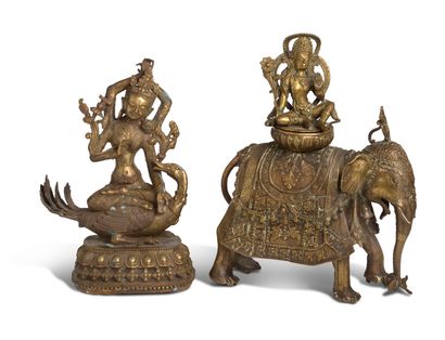 TIBET - NÉPAL VERS 1900 


两件青铜题材的拍品；一件描绘了一位四臂女神坐在鹅身上冥想，斜躺在莲花上，女神的两只主要手在vitarka和varada...