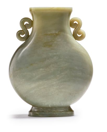 Chine XIXe siècle 


Exceptionnel vase Hu aplati sur piédouche en jade céladon naturellement...