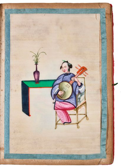 CHINE, Canton Fin XIXe siècle 


画册包含12张宣纸上的多色广东水粉画，描绘了年轻妇女在有花瓶的桌子上演奏乐器以自娱自乐。



视线尺寸：27...