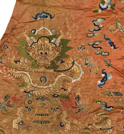 CHINE fin XIXe - début XXe siècle 


Lot de quatre textiles comprenant le dos et...