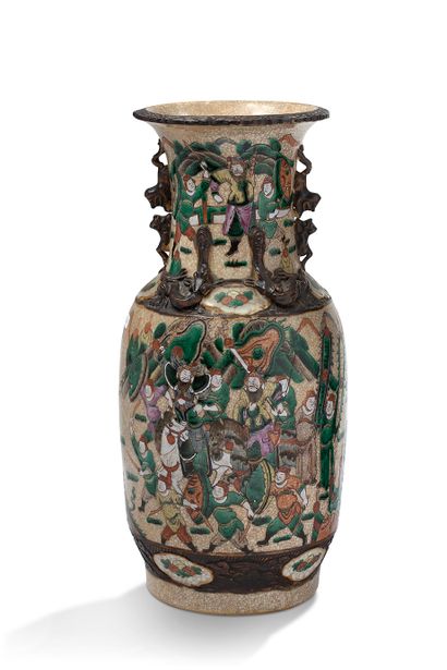 null 中国，19世纪

一对南京瓷器多色珐琅彩花瓶，有骑兵游行的裂纹装饰，有砂岩把手。在每个人的底座上做标记。



H.46厘米

(划痕)