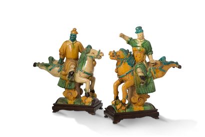 中国，明朝时期（1368-1644），17世纪

两块绿色、赭色、黄色和蓝色的釉面陶瓷脊瓦，代表两个骑手，马匹在奔跑。



尺寸：36.5...