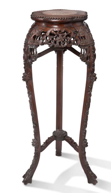 CHINE XXe siècle 


A large ironwood sellette with openwork and carved five-petal...