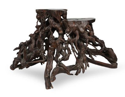 CHINE XVIIIE - XIXE SIÈCLE 
具有深色铜锈的天然树根，有许多树枝支撑着两个饰有长寿桃和石榴的架子。



H.72,5 cm - 长122...