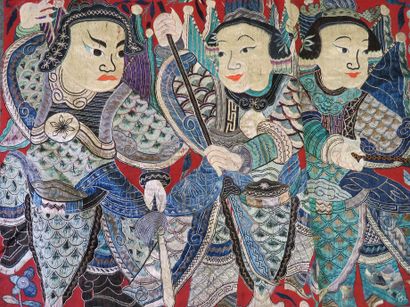 null 中国，19世纪末

大的深红色亚麻布面板上绣有多色丝线，表现七个歌剧演员的半身像，内衬为蓝色亚麻布。



尺寸：92 x 329 cm