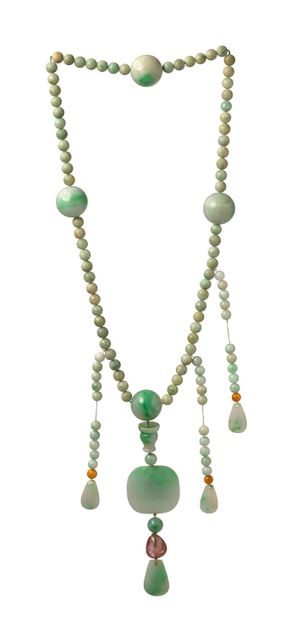 CHINE XXe siècle 


由四部分组成的翡翠珠子项链，主要部分是碧玺吊坠。



长50厘米（缺少一排 



中国 二十世纪

碧玺坠翡翠项链
