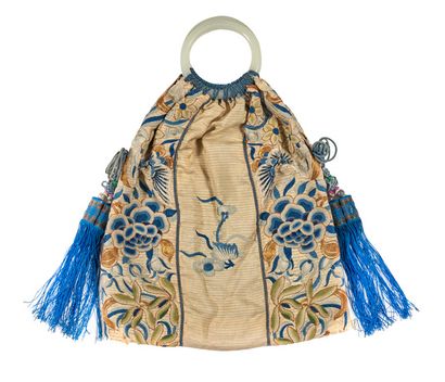 CHINE fin XIXe - début XXe siècle 


一套四件纺织品，包括一件珊瑚丝外套的背面和正面，上面用金线和多色线绣着一条龙，周围有两只凤凰和两条小龙，侧面有吉祥图案，上面的波浪中出现了一座宝塔，上面有一条由两条佛狗组成的里水带。一个乳白色丝绸的小包，上面绣有蓝色、金色和多色线的花卉图案，把手由两个白色玻璃环组成；以及一个长方形的珊瑚丝绸斗篷，上面绣有一条五爪龙，丝绸边上装饰有风格化的图案。



高：90厘米-92厘米...
