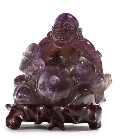 CHINE VERS 1920 


紫水晶雕像，表现佛祖弥勒佛坐在富贵袋上，手持扇子，身边有一个孩子。



H.11.5厘米 



中国 1920左右

...
