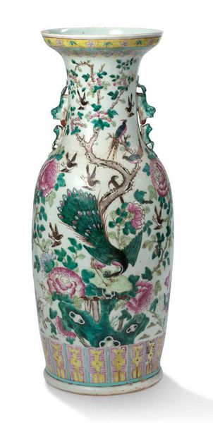 CHINE FIN XIXE SIÈCLE 


A large baluster vase in porcelain and enamels of the pink...