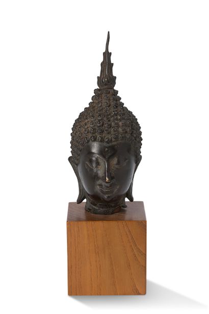 泰国, 20世纪

铜制佛头，有棕色铜锈。有木质底座。



H.15,7 cm...
