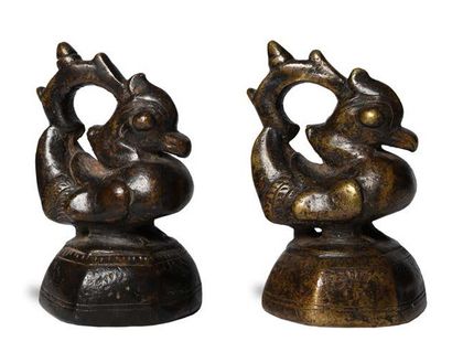 LAOS - CAMBODGE - BIRMANIE XIXE SIÈCLE 


两个青铜制的鸦片砝码，有美丽的铜锈，呈鸭子形状。



H.11.5厘米 



老挝-柬埔寨-缅甸...