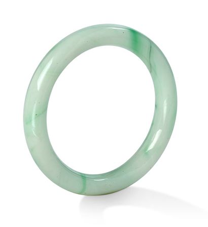 CHINE XXe siècle 


Bracelet in jadeite slightly infused with green.



D. Int. 6.1...