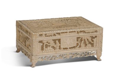 CANTON XIXe siècle 


Rectangular box in openwork ivory, decorated with scenes of...