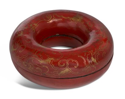 CHINE fin de la période Qing 


红漆木制成的项链盒，有金色的龙追逐圣珠的装饰。



D. 18厘米 



晚清

木漆红地描...