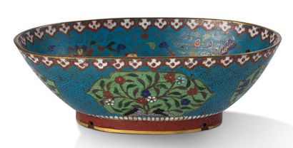 CHINE PÉRIODE GUANGXU (1875-1908) 


铜胎掐丝珐琅的椭圆杯，蓝色和棕色的背景上有多色的鹿、蝴蝶和花卉的装饰。



长23,7厘米（有四个孔）。...