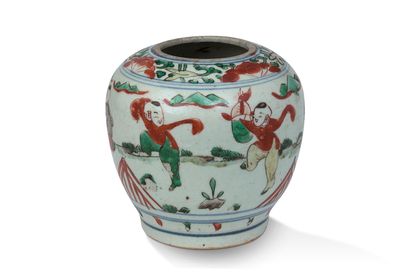 中国，康熙年间（1661-1722年

瓷器和搪瓷壶的绿色家庭，装饰着儿童玩耍。



H.15...
