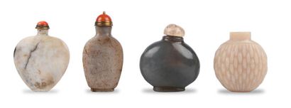 CHINE FIN XIXE SIÈCLE 
Lot of four beige and grey jade baluster bottles, one of them...