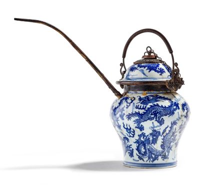CHINE XXe siècle 


A blue and white porcelain water pipe decorated with dragons....