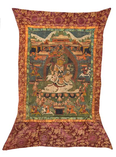 西藏，19世纪末

画布上的多色唐卡表现的是坐在雪狮上的白尊者，右手举着维塔卡泥菩萨，左手拿着吐出宝石的独角兽。神灵靠在山顶的曼陀罗上，后面是一座寺庙；周围都是骑手和崇拜者。大马士革的丝绸边框。



目测尺寸：65...