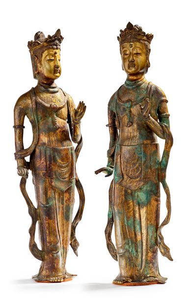 Corée XXe siècle 


一对有镀金痕迹的青铜吊饰，代表两个站立的菩萨，一只手在abhaya mudra。



H.53厘米（镀金的磨损，有氧化的痕迹...