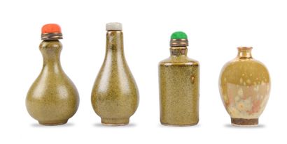 CHINE FIN XIXE SIÈCLE 


四个不同形状的瓷瓶，一个是米色珐琅彩，三个是茶粉珐琅彩，底部有叶子标记。



H.6.8至8.2厘米 



中国...