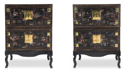 CHINE début XXe siècle 


Pair of two cabinets on high legs with curved feet, in...