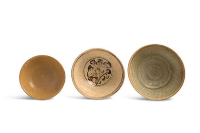 CHINE XVIE - XVIIE SIÈCLE 


五个陶瓷和青瓷珐琅花形碗。



D. 11.2至14.4厘米（有些裂缝和缺口 



中国 十六-十...