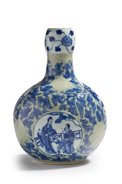 CHINE PÉRIODE KANGXI (1662-1722) 


瓷器花瓶，球形瓶身以蓝色釉下彩装饰，在青花瓷背景上以蓝色牡丹卷轴轻浮装饰的妇女和儿童的动...
