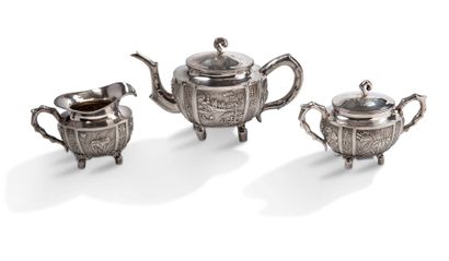 CHINE VERS 1880 


Service including a teapot, a milk jug and a sugar bowl, in silver,...