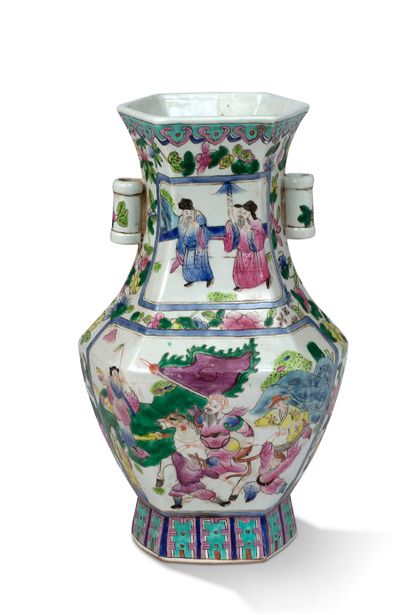 null Chine, XXe siècle

Vase rouleau en porcelaine émaillée polychrome à décor d'oiseau...