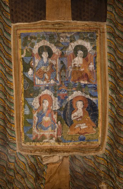 null 西藏，19世纪

两幅唐卡；一幅描绘了释迦牟尼佛坐在莲花上打坐，右手拿着地球作为见证，左手拿着布施碗，周围有两个弟子、僧侣和几个崇拜者；另一幅描绘了佛教的四个修道者或圣人坐在宝座上，有树木和水道的风格化景观；每幅唐卡的背面都有三个祝福字样。每个人的前面都有磨损的保护板。



视线尺寸：65...