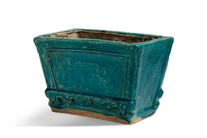CHINE PÉRIODE MING, XVIIE SIÈCLE 


Rectangular planter in turquoise blue glazed...