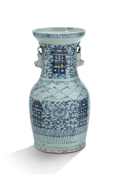 null 中国，19世纪

青花瓷花瓶，装饰有叶子卷轴和风格化的字符，颈部有希腊人物的门楣，两个把手形成一个千龙。



H.35厘米

(以前装作灯，底部有穿...