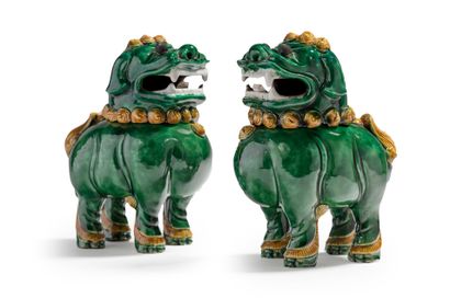 CHINE vers 1900 


Pair of Buddhist lions in green and yellow enamelled biscuit,...