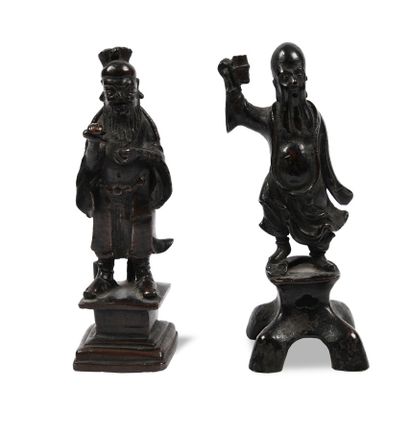 CHINE XVIIIe siècle 


两件铜像，有棕色的铜锈，代表一个周老，以前有漆，拿着法律书；和一个有身份的人组成一个香炉，把酒倒进杯子。



H.15和14.9厘米（漆面有小凹痕...