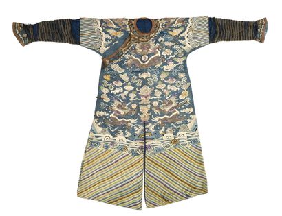 CHINE début XXe siècle 


Robe en soie Kesi bleue à décor polychrome rehaussé de...