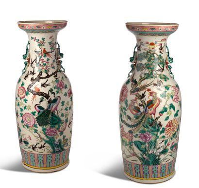 CHINE FIN XIXE SIÈCLE 


Paire de vases balustres en porcelaine et émaux de la famille...