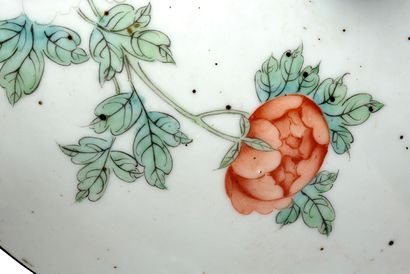 null 中国，19世纪末

瓷器和多色珐琅覆盖的胸膛上装饰着鲜花和中国书法。



D. 28 cm - H. 9 cm

(缺口、磨损、盖子下的烧制裂纹、边...