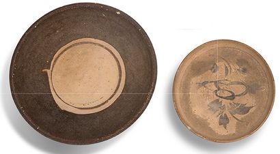CHINE XVIE - XVIIE SIÈCLE 


五个陶瓷和青瓷珐琅花形碗。



D. 11.2至14.4厘米（有些裂缝和缺口 



中国 十六-十...