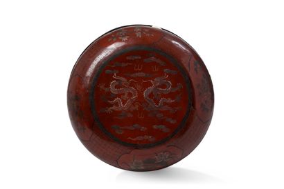 null 中国，约1900-1920年

大型圆形木盒，采用皮漆风格，中央有二龙戏珠的图案，面向圣珠。边缘饰有荷花、菊花和玉兰花。



D. 36厘米

(有...
